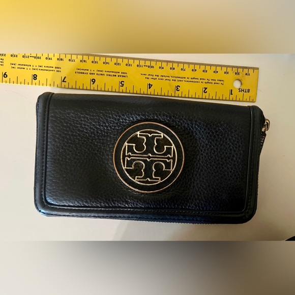 Tory Burch Black zipper around wallet - Picture 7 of 7